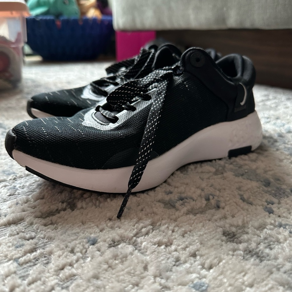 Women’s Nike Renew Serenity Running sneakers size 7 black white